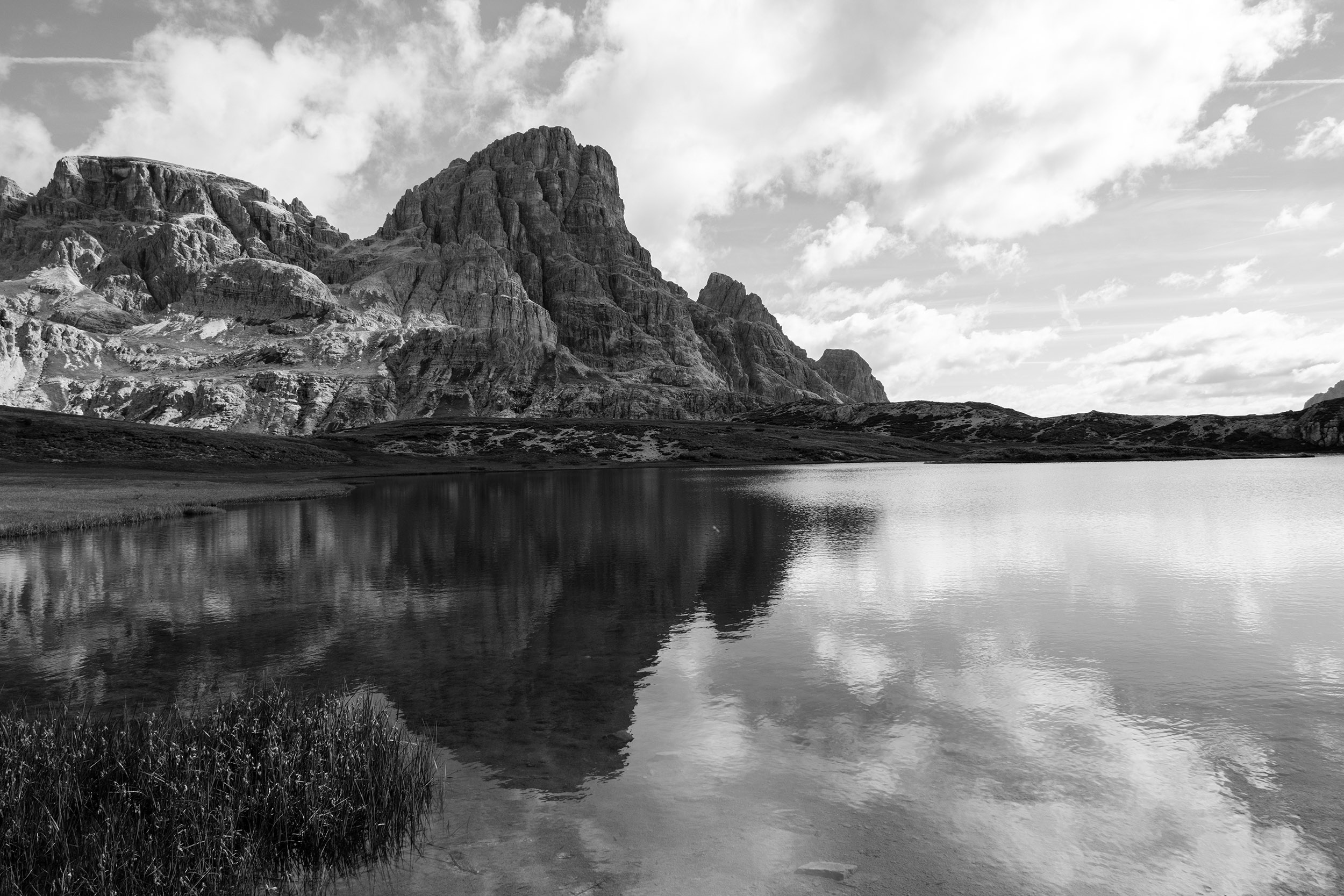 Ruhiger Bergsee in den Dolomiten – Symbolbild für Fokus im Schulalltag